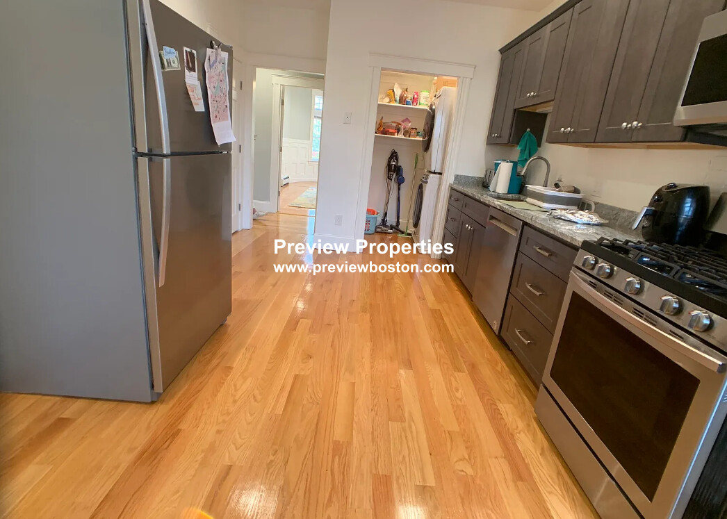 3 bed, 1 bath apartment for rent at 11 Strathmore Rd Unit 3, Brookline — photo 5 of 14