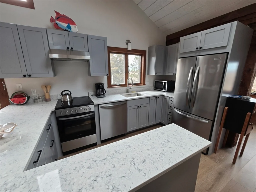 3 bed, 1 bath apartment for rent at 11 Sunset Dr Unit WINTER, Plum Island — photo 3 of 15