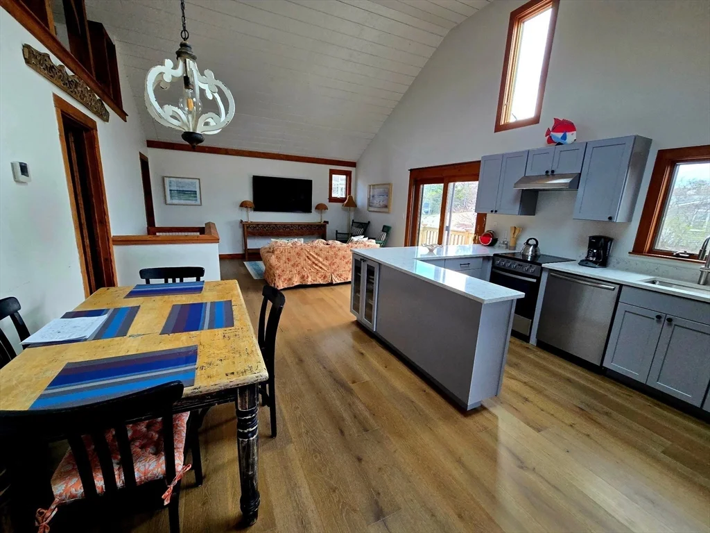 3 bed, 1 bath apartment for rent at 11 Sunset Dr Unit WINTER, Plum Island — photo 4 of 15