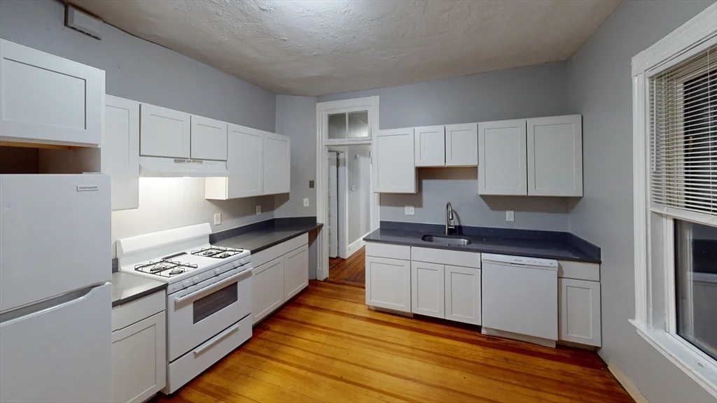 3 bed, 1 bath apartment for rent at 11 Sunset St Unit 3, Mission Hill — photo 2 of 12