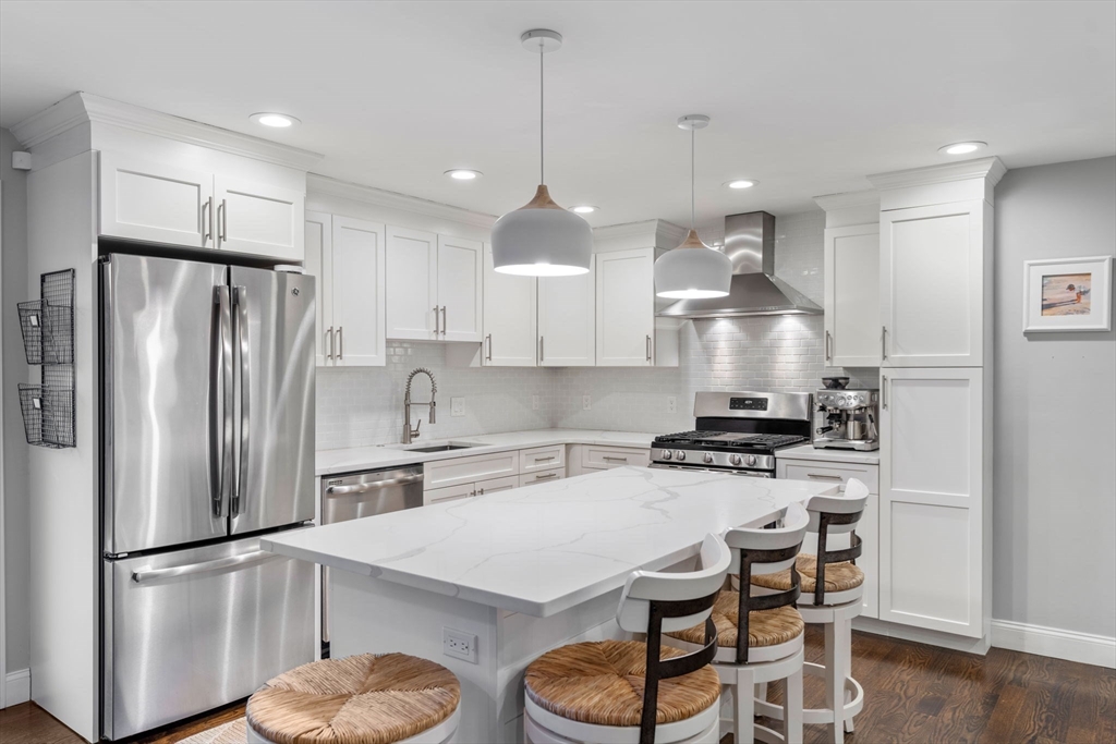4 bed, 3 bath apartment for rent at 11 Taft St Unit 1, Marblehead — photo 9 of 31
