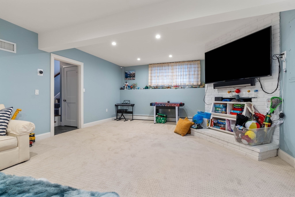 4 bed, 3 bath apartment for rent at 11 Taft St Unit 1, Marblehead — photo 22 of 31