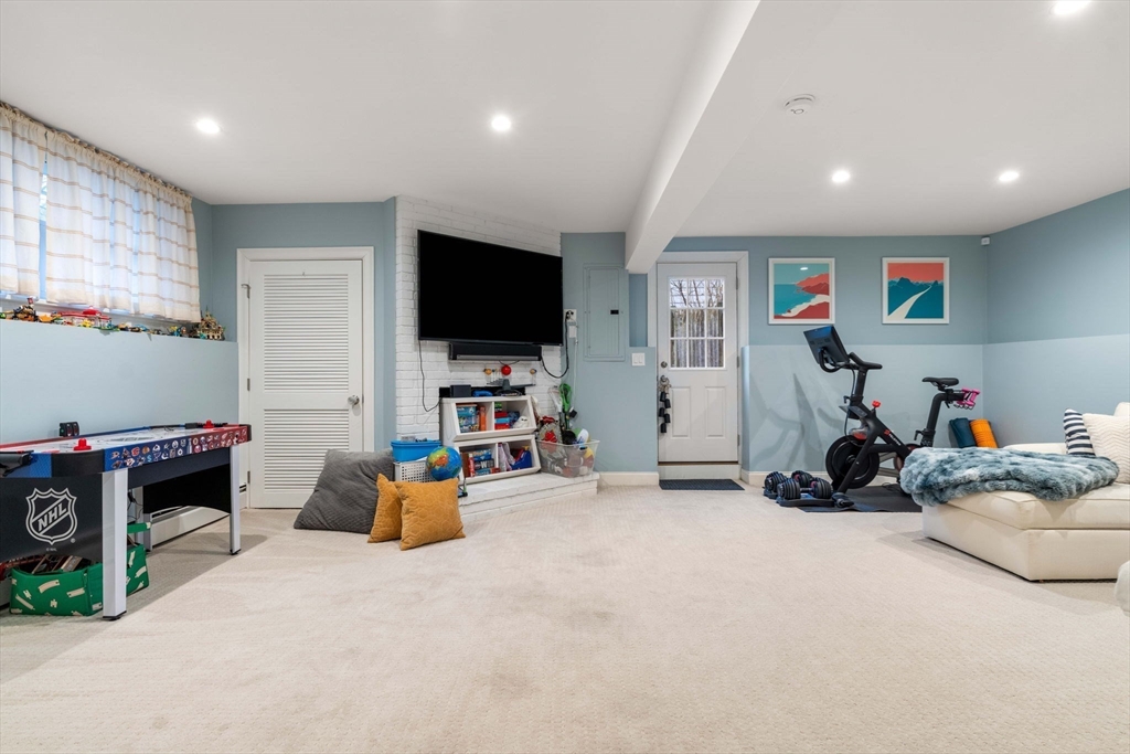 4 bed, 3 bath apartment for rent at 11 Taft St Unit 1, Marblehead — photo 21 of 31