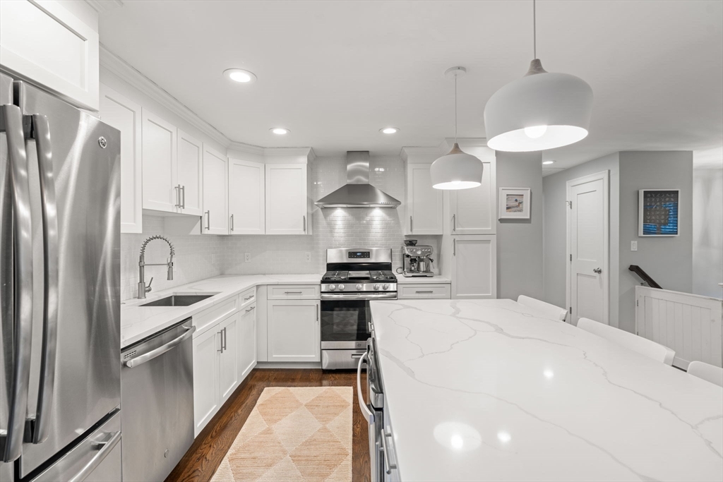 4 bed, 3 bath apartment for rent at 11 Taft St Unit 1, Marblehead — photo 10 of 31