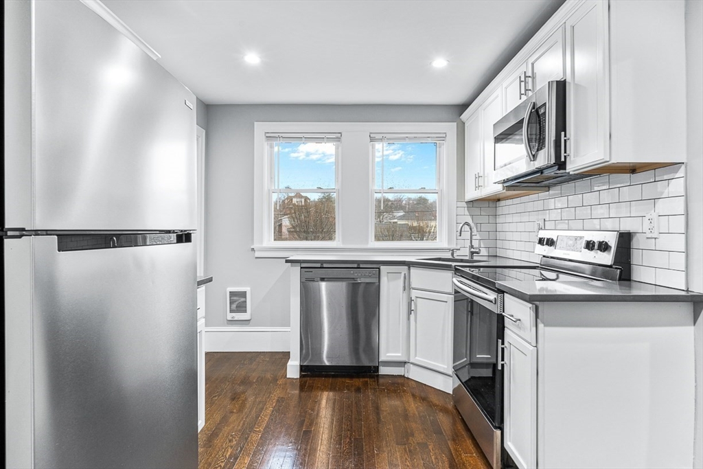 2 bed, 1 bath apartment for rent at 11 Town Hill St Unit 1, Quincy — photo 2 of 17