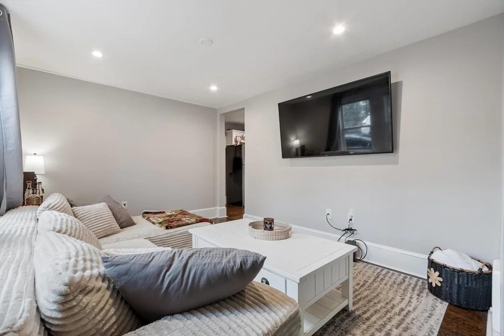 2 bed, 1 bath apartment for rent at 11 Town Hill St Unit 1, South Quincy — photo 12 of 23