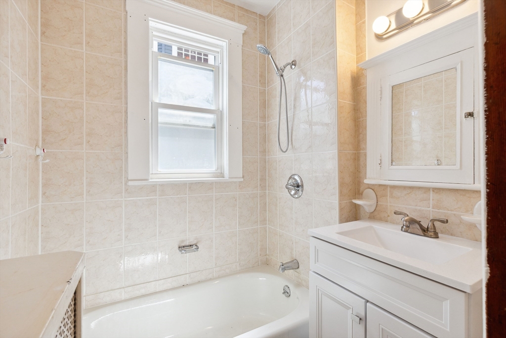 2 bed, 1 bath apartment for rent at 11 Tucker St Unit 1, Milton — photo 7 of 24