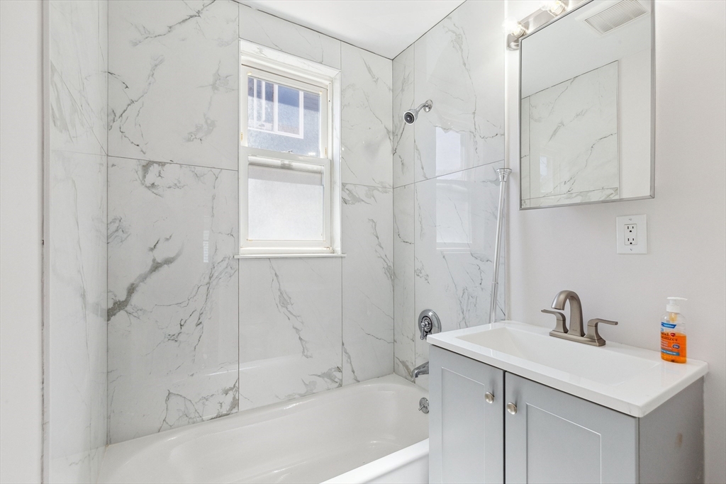 5 bed, 1 bath apartment for rent at 11 Tucker St Unit 2, Milton — photo 4 of 23