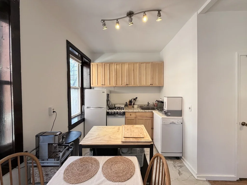 1 bed, 1 bath apartment for rent at 11 Unity Unit 4, North End — photo 7 of 22