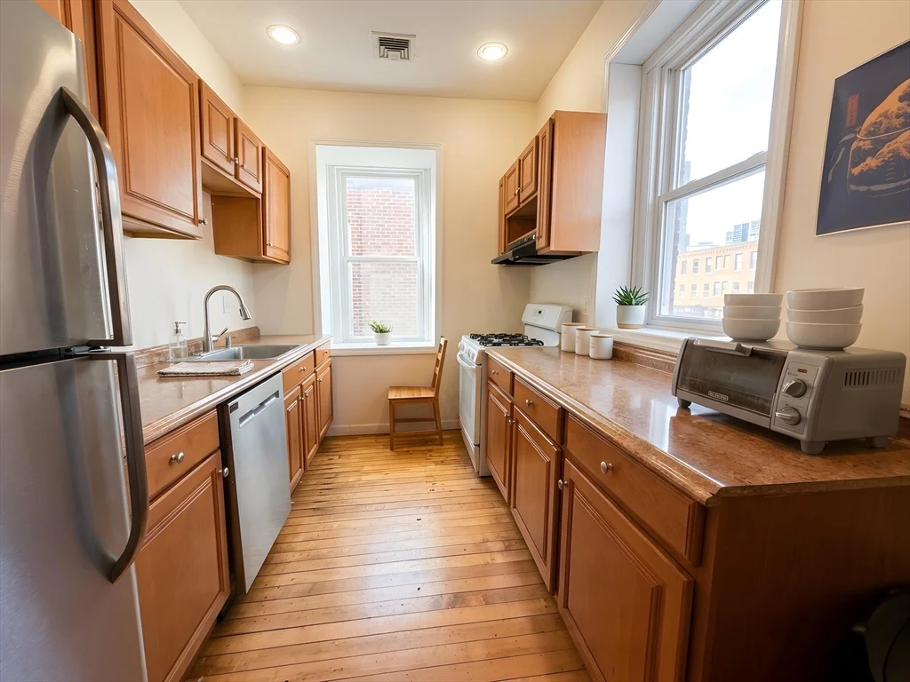 4 bed, 1 bath apartment for rent at 11 Vancouver St Unit 2, Fenway — photo 6 of 14