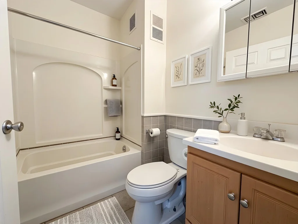 4 bed, 1 bath apartment for rent at 11 Vancouver St Unit 2, Fenway — photo 3 of 14