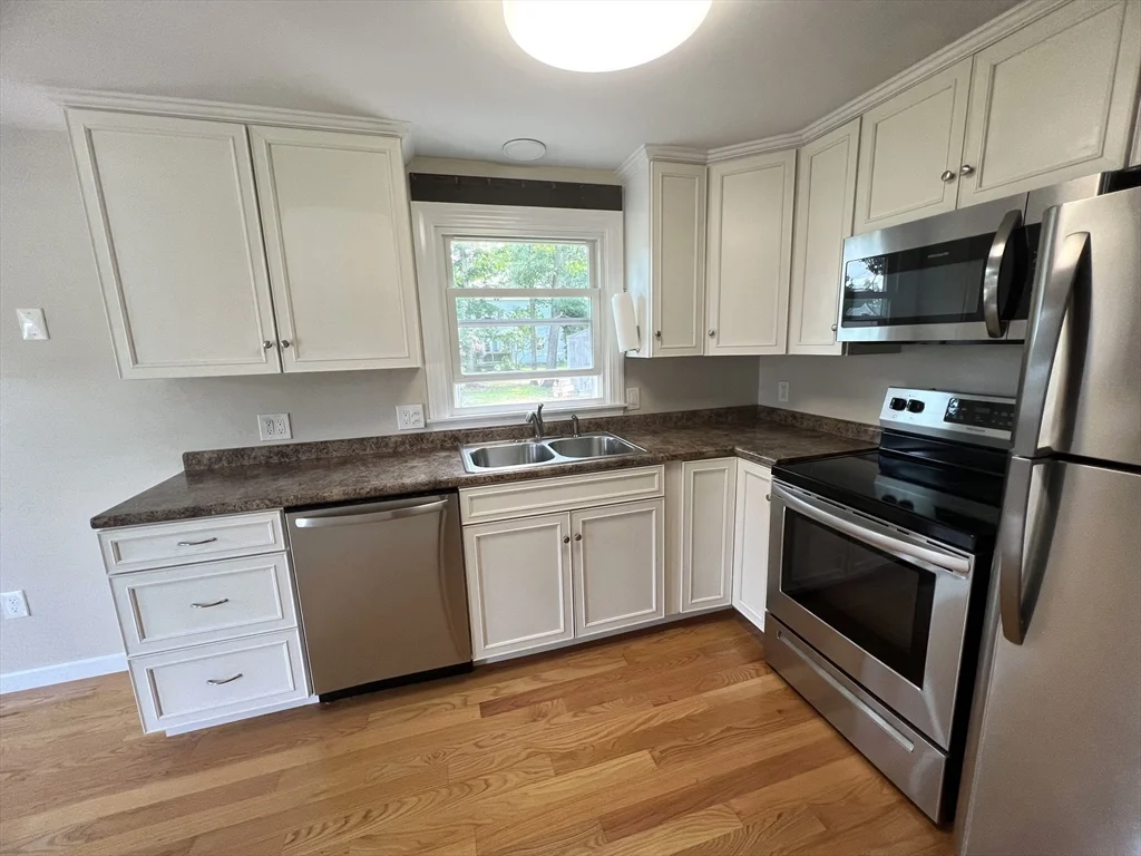 3 bed, 1 bath apartment for rent at 11 Vine St, Oxford — photo 2 of 15