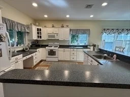 3 bed, 2 bath apartment for rent at 11 Waterman Ave Winter Rental Unit 11, Rexhame — photo 3 of 10