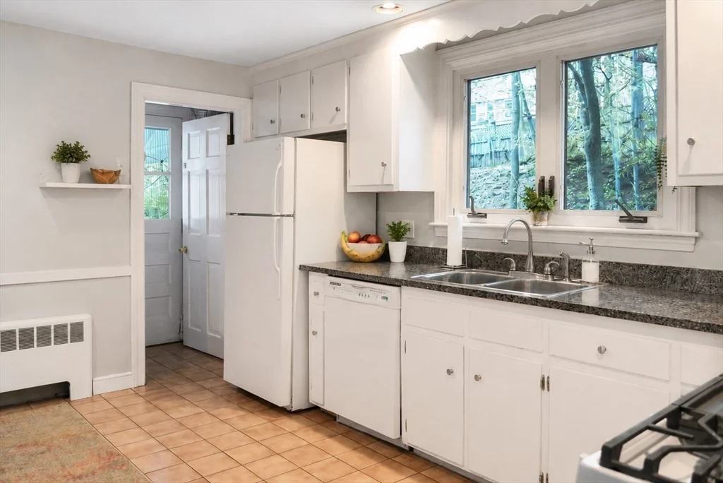2 bed, 1 bath apartment for rent at 11 Whittemore Rd Unit 11, Newton Corner — photo 6 of 9