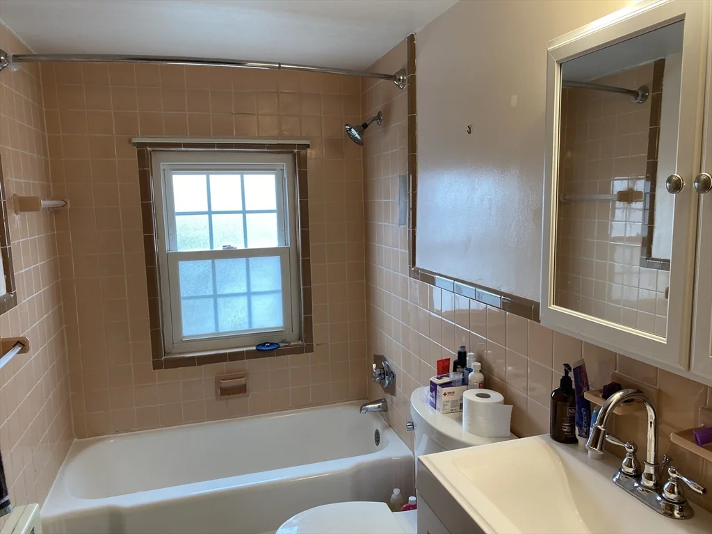 3 bed, 2 bath apartment for rent at 11 Woodbury St, Arlington — photo 14 of 19