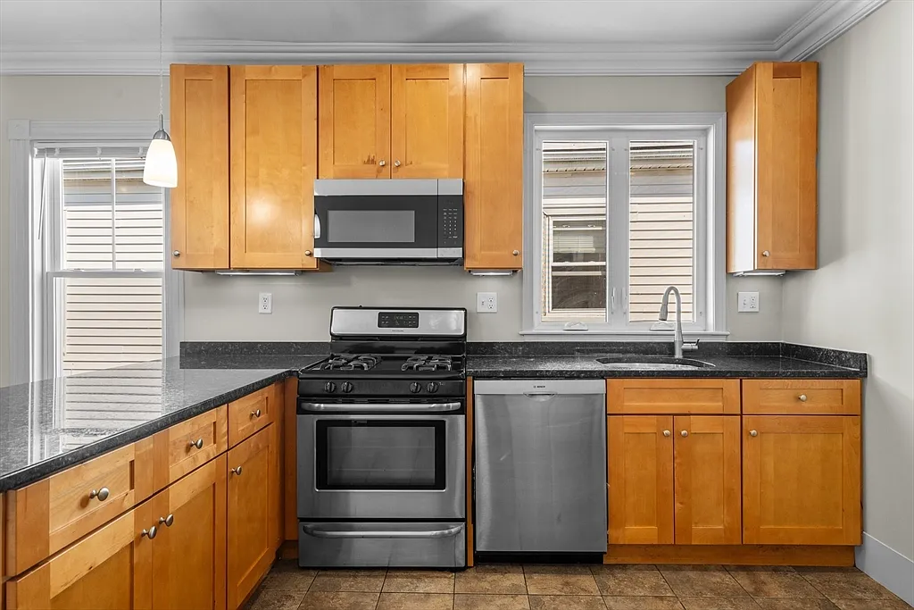 3 bed, 1.5 bath apartment for rent at 11 Woodlawn St Unit 1, Jamaica Plain — photo 2 of 11