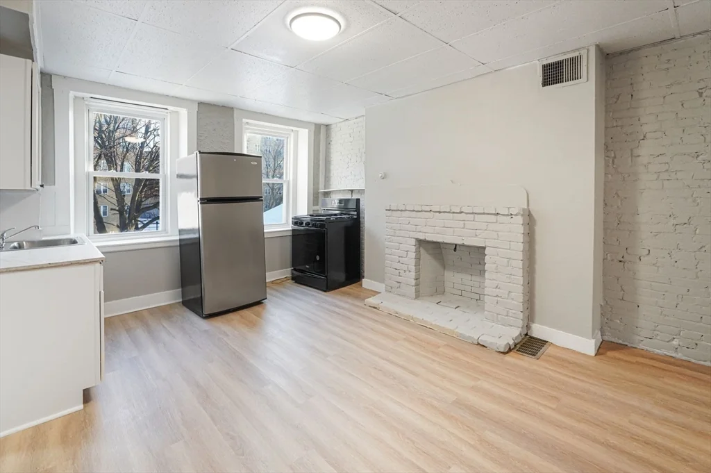 1 bed, 1 bath apartment for rent at 110 Appleton St Unit 2, Lowell — photo 4 of 12