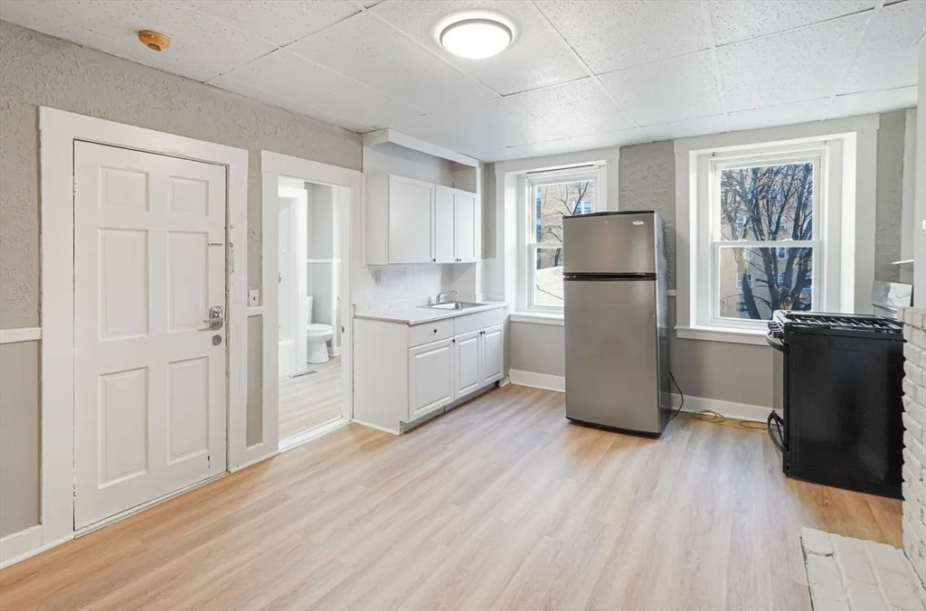 1 bed, 1 bath apartment for rent at 110 Appleton St Unit 2, Lowell — photo 3 of 12