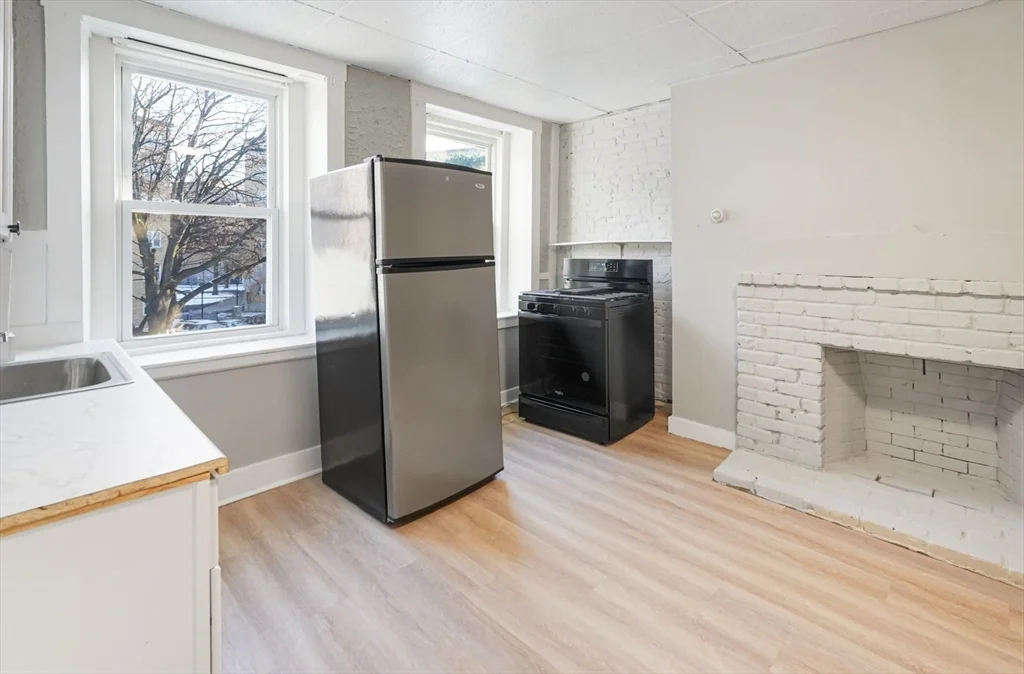 1 bed, 1 bath apartment for rent at 110 Appleton St Unit 2, Lowell — photo 2 of 12