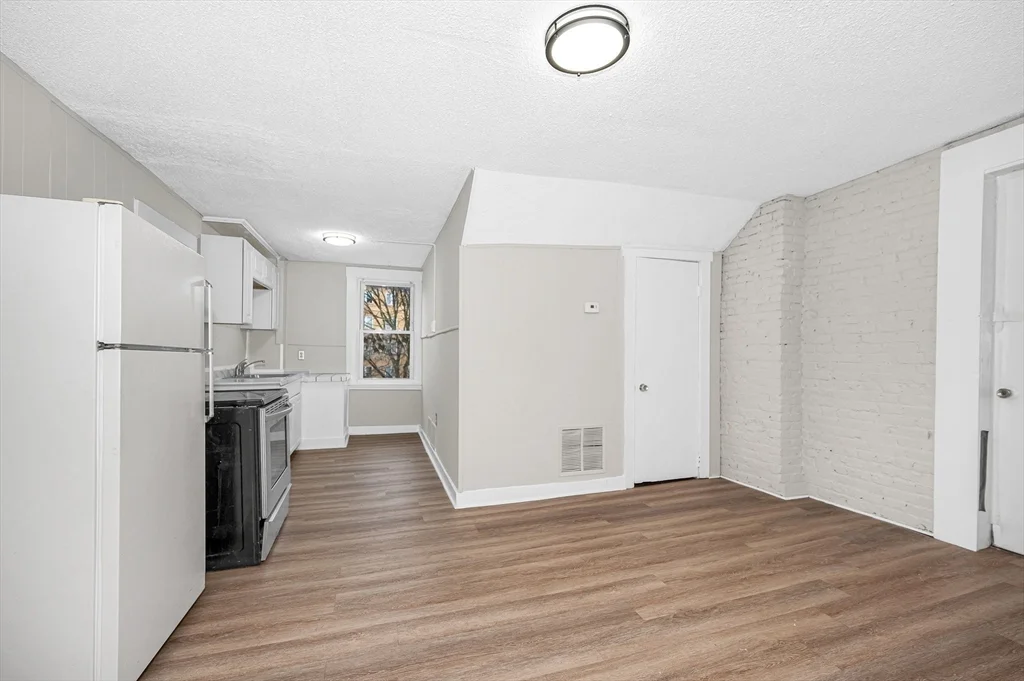 1 bed, 1 bath apartment for rent at 110 Appleton St Unit 3, Lowell — photo 2 of 11