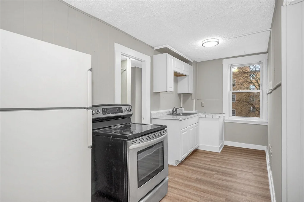 1 bed, 1 bath apartment for rent at 110 Appleton St Unit 3, Lowell — photo 4 of 11