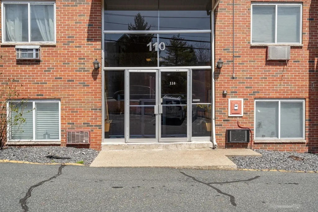 1 bed, 1 bath apartment for rent at 110 Boston Post Rd Unit 4, Marlborough — photo 2 of 13