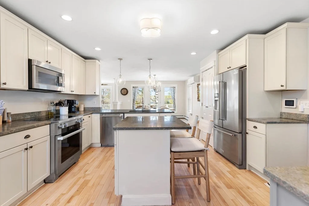 3 bed, 3 bath apartment for rent at 110 Clamshell Cove Rd, Cotuit — photo 6 of 30