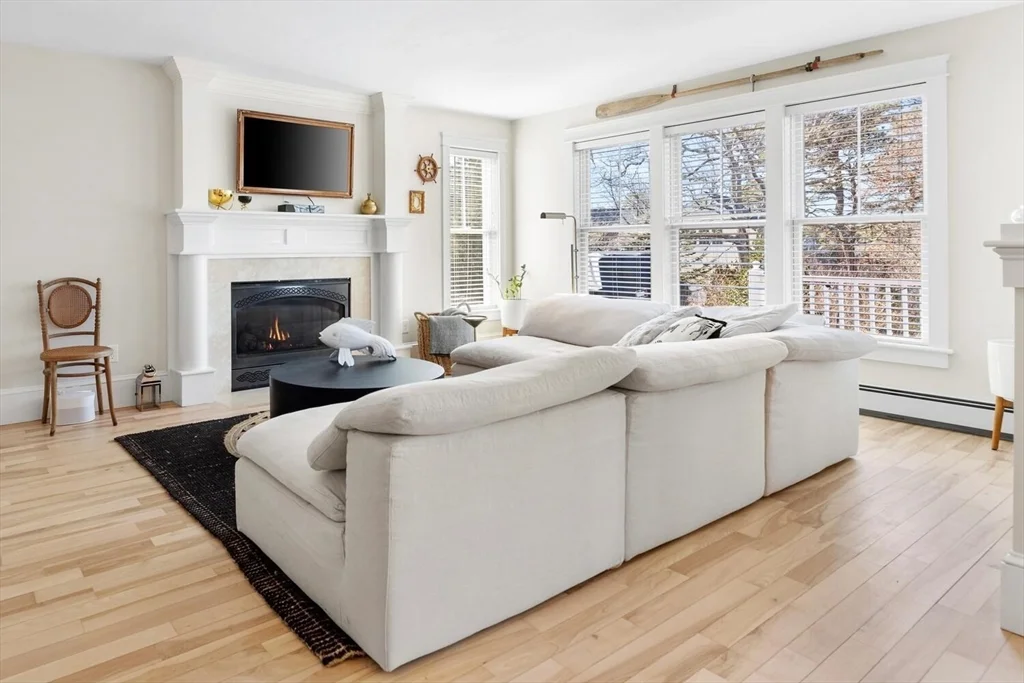 3 bed, 3 bath apartment for rent at 110 Clamshell Cove Rd, Cotuit — photo 3 of 30