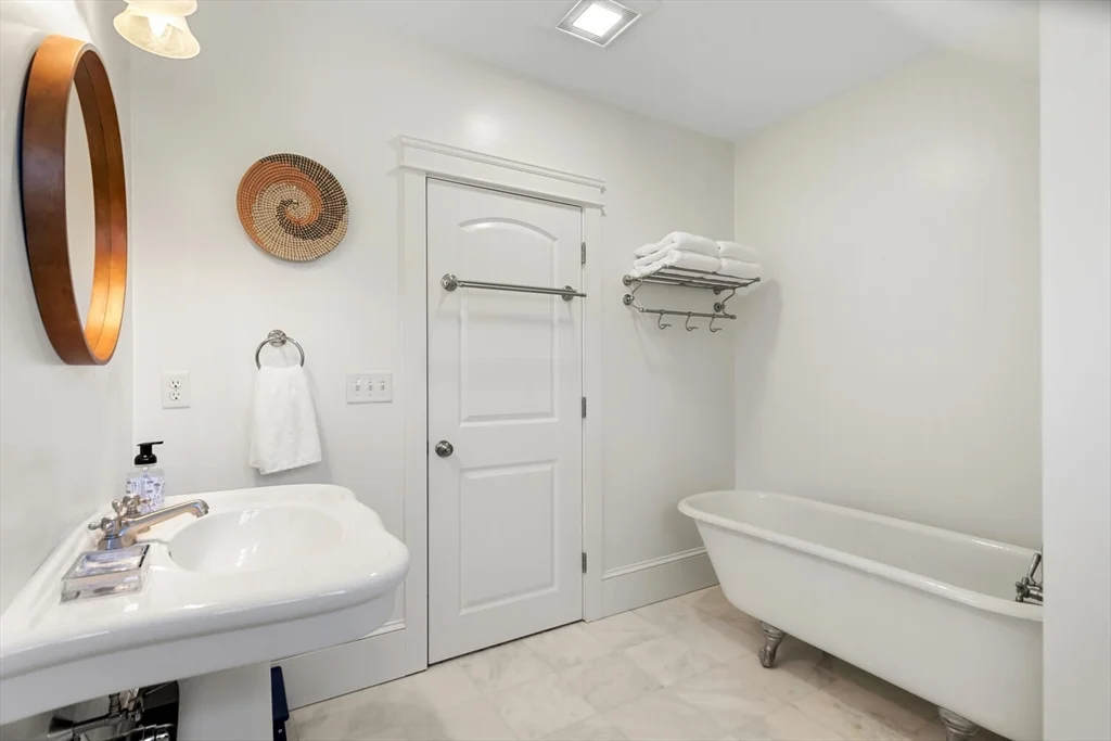 3 bed, 3 bath apartment for rent at 110 Clamshell Cove Rd Unit SF, Cotuit — photo 19 of 30