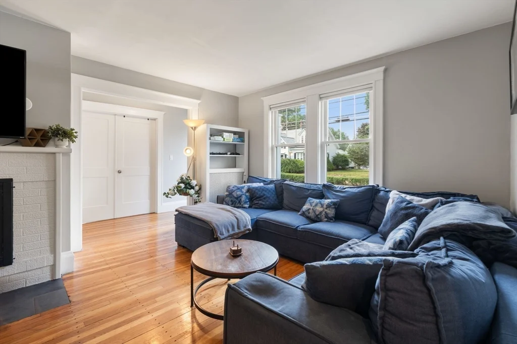 5 bed, 2 bath apartment for rent at 110 Dale St Unit -, Waltham — photo 6 of 26