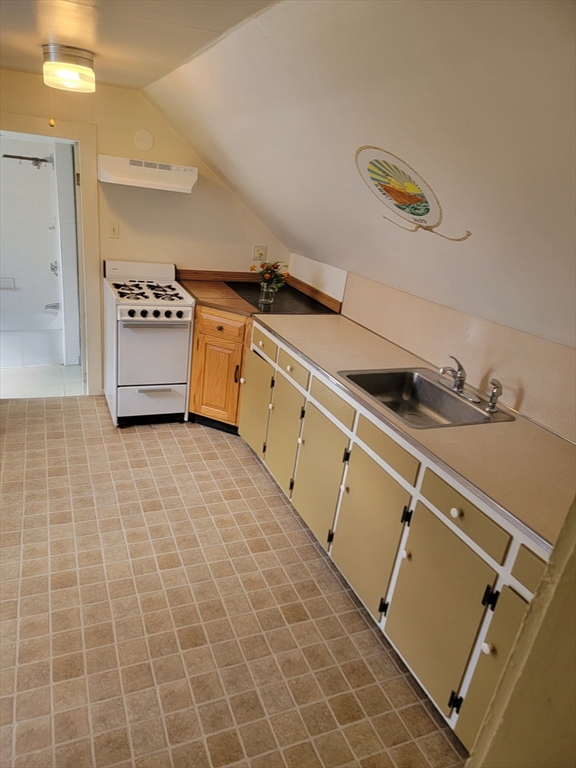 1 bed, 1 bath apartment for rent at 110 Front St Unit 3, Marblehead Historic District — photo 2 of 12