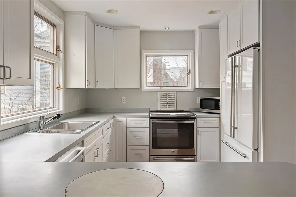 4 bed, 2 bath apartment for rent at 110 Leonard St, Belmont — photo 5 of 29