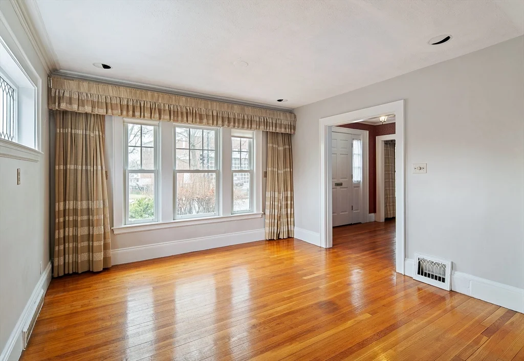 4 bed, 2 bath apartment for rent at 110 Leonard St, Belmont — photo 3 of 29