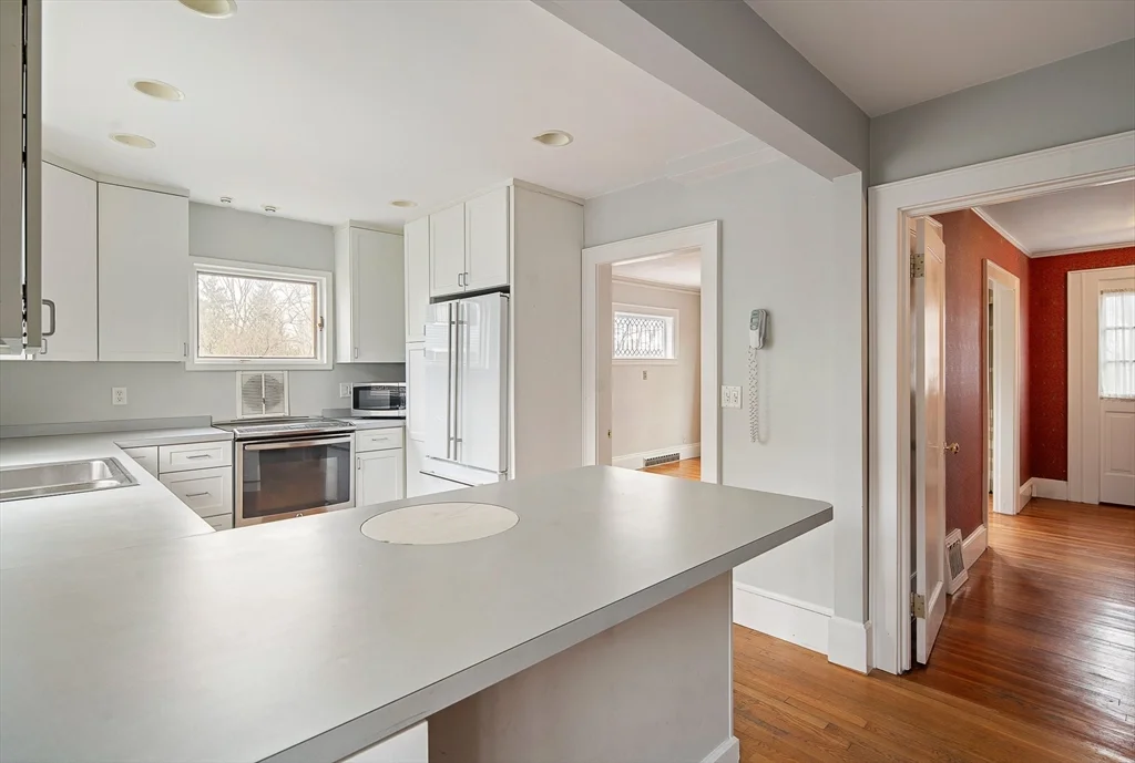 4 bed, 2 bath apartment for rent at 110 Leonard St, Belmont — photo 6 of 29