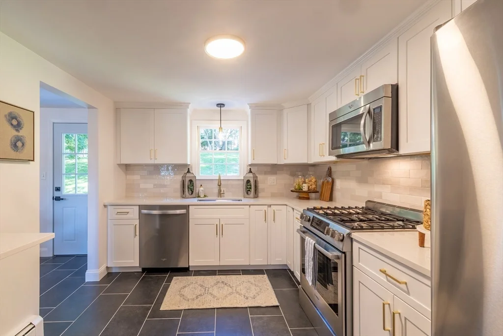4 bed, 1 bath apartment for rent at 110 Low St, Newburyport — photo 4 of 23