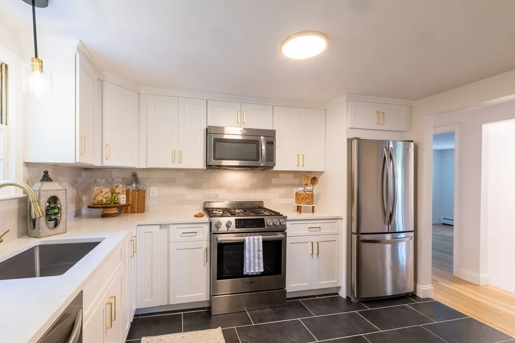 4 bed, 1 bath apartment for rent at 110 Low St, Newburyport — photo 3 of 23