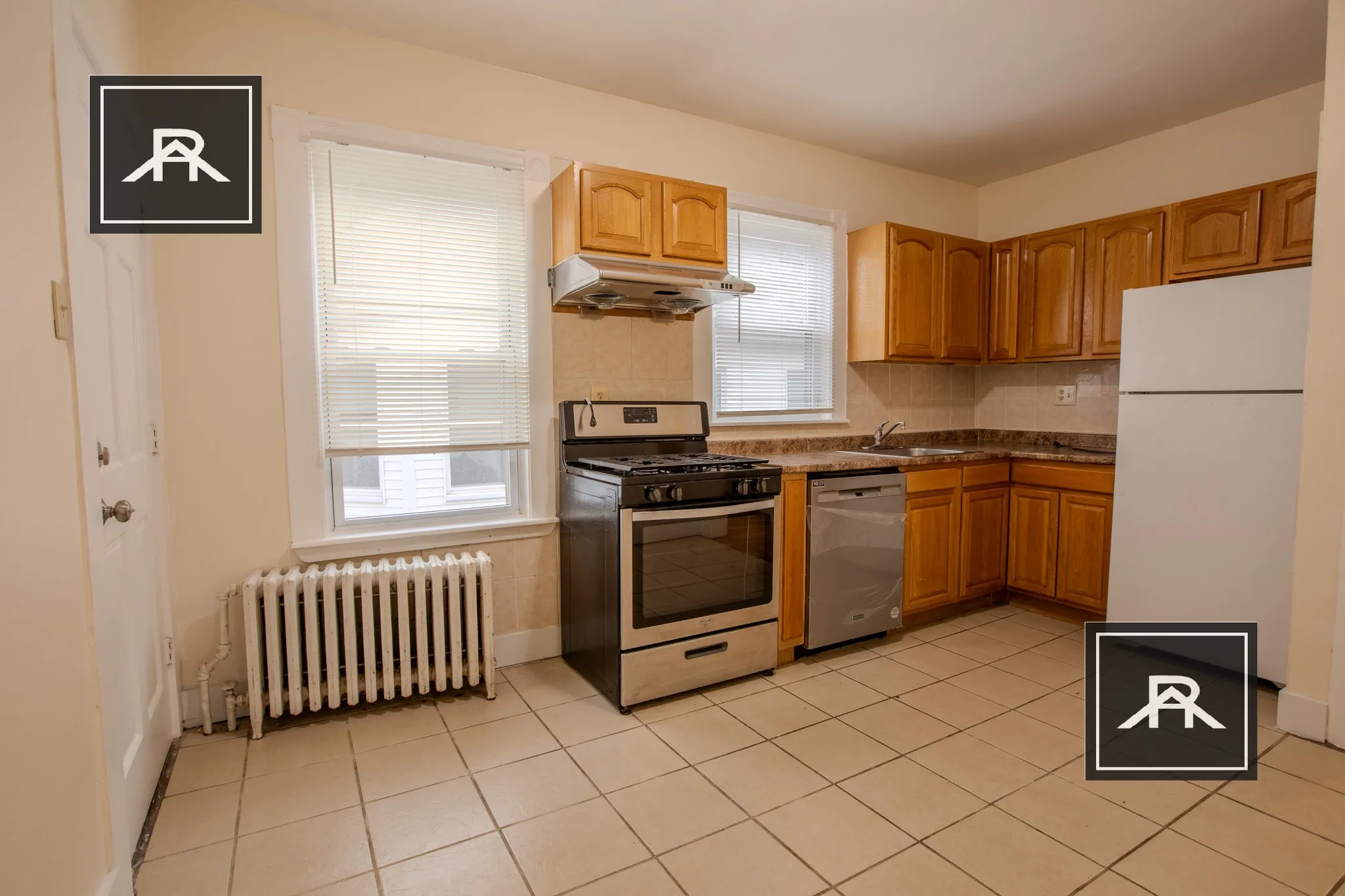 4 bed, 1 bath apartment for rent at 110 Murdock St Unit 3, Oak Square