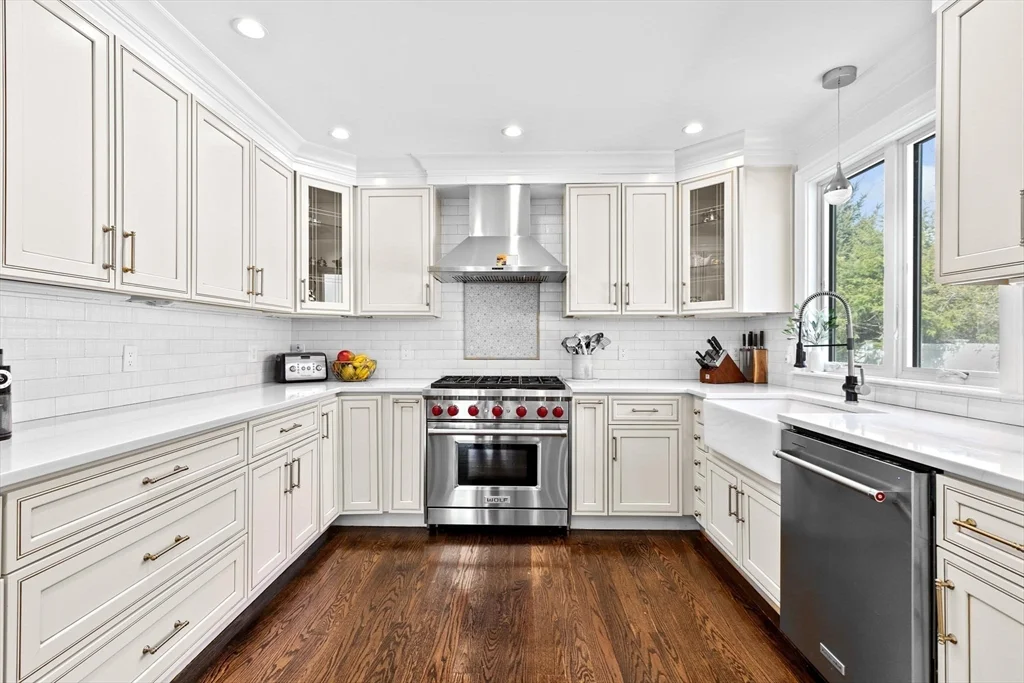 5 bed, 4+ bath apartment for rent at 110 Redwood Rd, Oak Hill — photo 2 of 20