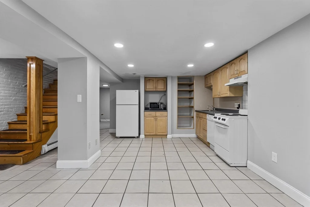 1 bed, 1 bath apartment for rent at 110 W 3rd St Unit 1, South Boston — photo 1 of 8