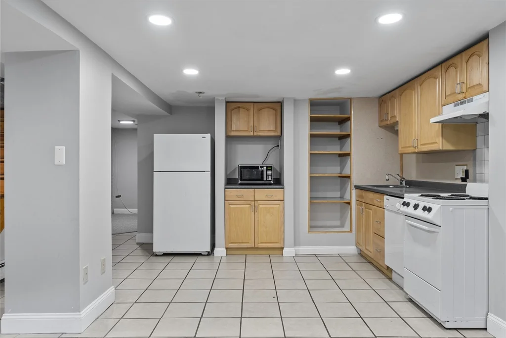 1 bed, 1 bath apartment for rent at 110 W 3rd St Unit 1, South Boston — photo 2 of 8