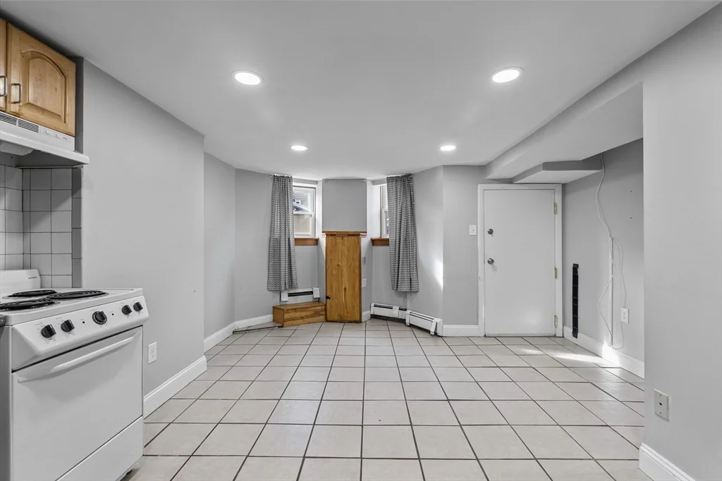 1 bed, 1 bath apartment for rent at 110 W 3rd St Unit 1, South Boston — photo 3 of 8