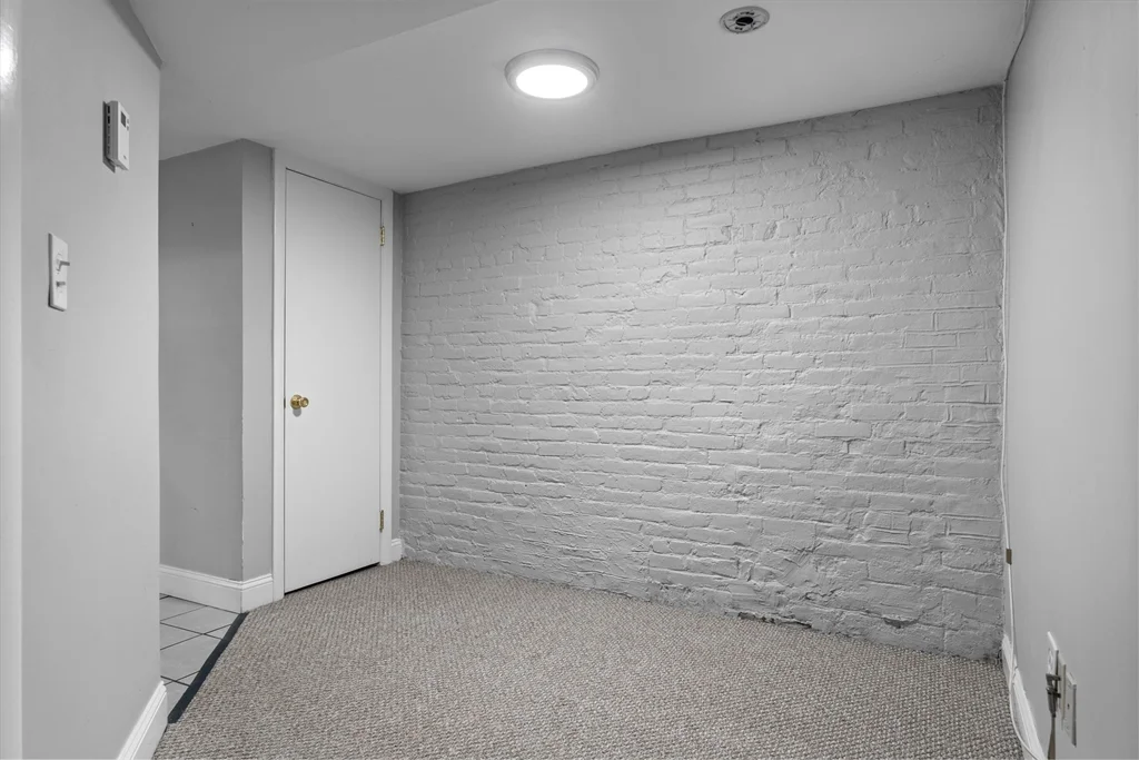 1 bed, 1 bath apartment for rent at 110 W 3rd St Unit 1, South Boston — photo 6 of 8