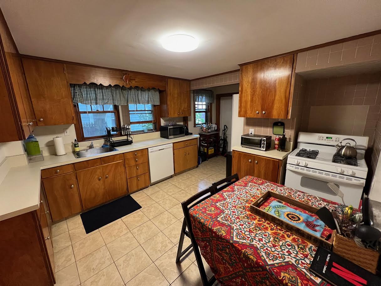 2.5 bed, 1 bath apartment for rent at 110 Walnut St Unit 1, Watertown — photo 4 of 14