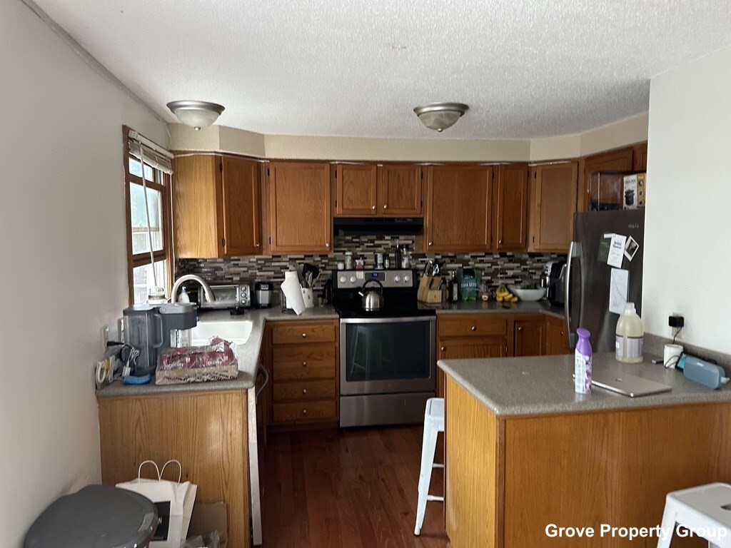 3 bed, 1 bath apartment for rent at 110 West 8th St Unit 110 West 8th, South Boston — photo 2 of 7