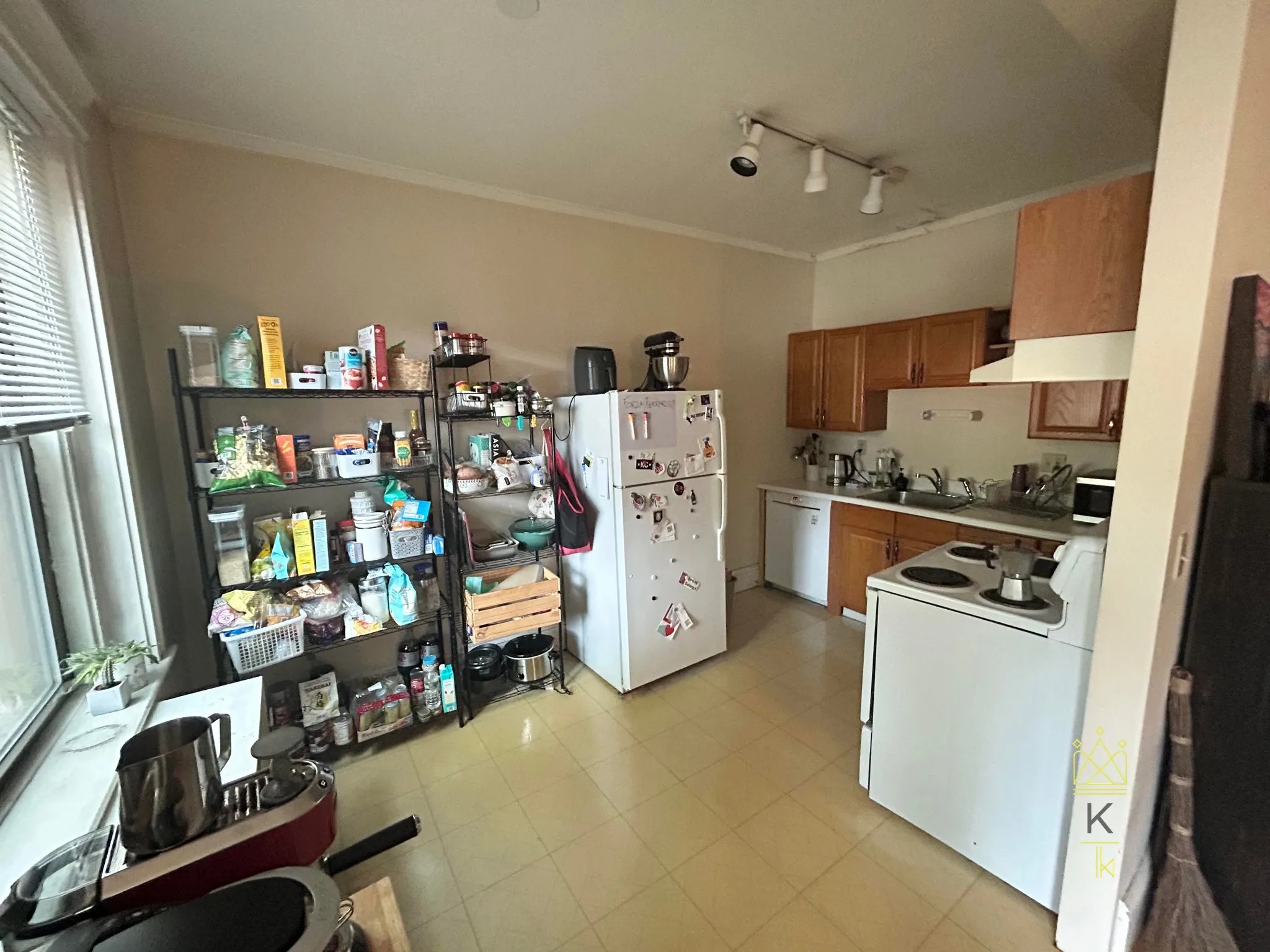 2 bed, 1 bath apartment for rent at 1100 Beacon St Unit 1, Brookline — photo 2 of 11