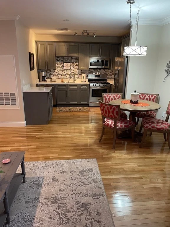 2 bed, 1.5 bath apartment for rent at 1100 Vfw Pkwy Unit 105, West Roxbury — photo 3 of 18