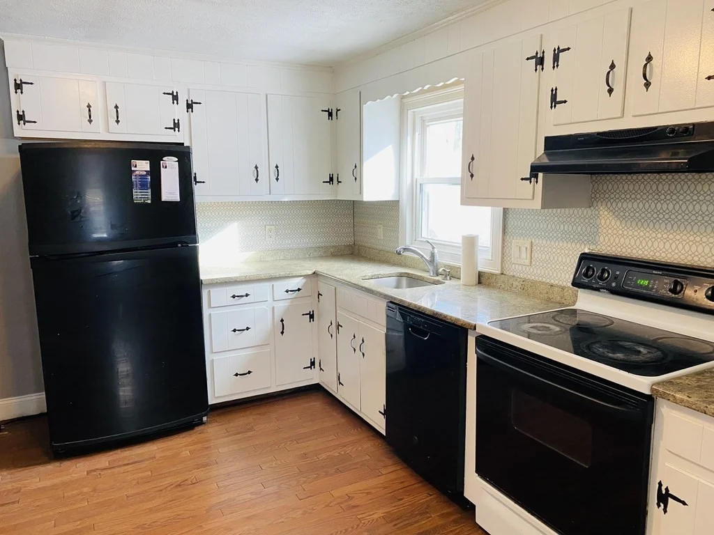 3 bed, 1 bath apartment for rent at 1104 Waverly St Unit B, Framingham — photo 3 of 12