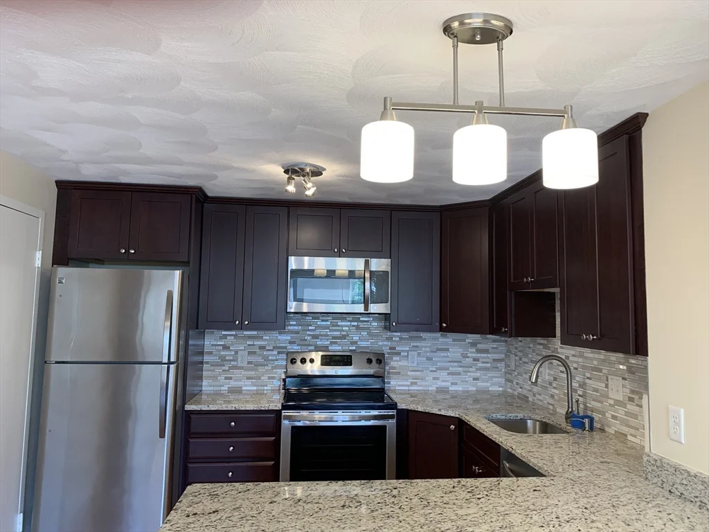 2 bed, 1 bath apartment for rent at 1105 - 4 Lexington St Unit 9, Waltham — photo 1 of 22