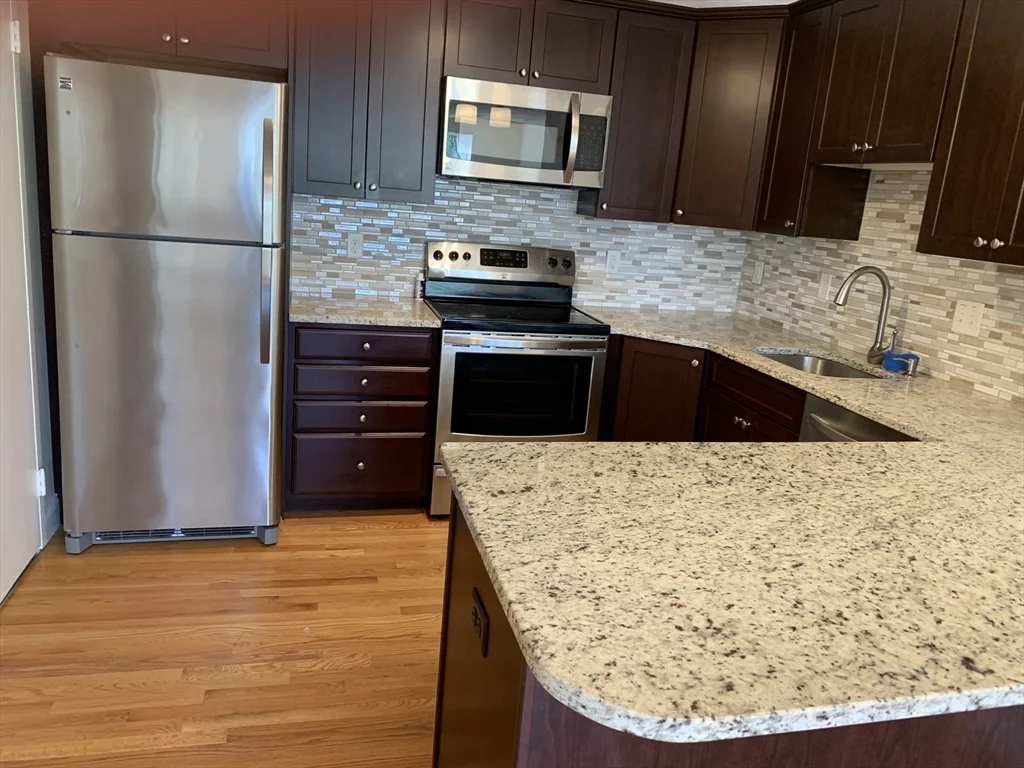 2 bed, 1 bath apartment for rent at 1105 - 4 Lexington St Unit 9, Waltham — photo 2 of 22