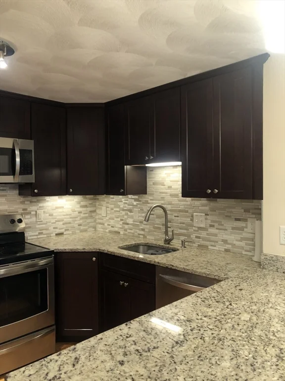 2 bed, 1 bath apartment for rent at 1105 Lexington St Unit 9, Waltham — photo 3 of 22